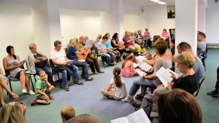 Obraz zawieraj�cy osoba, wewn�trz, grupa, osoby

Opis wygenerowany automatycznie