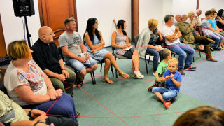 Obraz zawieraj�cy osoba, wewn�trz, grupa, sport

Opis wygenerowany automatycznie