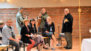 Obraz zawieraj�cy osoba, pod�o�e, wewn�trz

Opis wygenerowany automatycznie