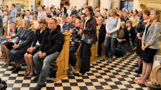 Obraz zawieraj�cy osoba, wewn�trz, pod�o�e, osoby

Opis wygenerowany automatycznie