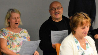 Obraz zawieraj�cy osoba, �ciana, wewn�trz, grupa

Opis wygenerowany automatycznie