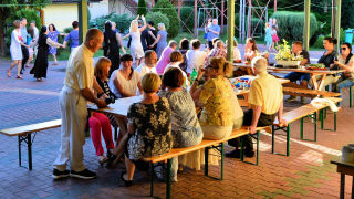 Obraz zawieraj�cy osoba, osoby, kilka, t�um

Opis wygenerowany automatycznie