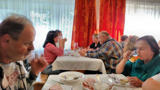 Obraz zawieraj�cy osoba, zastawa sto�owa, ubrania, Ludzka twarz

Zawarto�� wygenerowana przez AI mo�e by� niepoprawna.