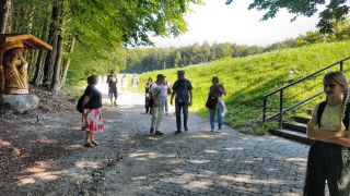 Obraz zawieraj�cy na wolnym powietrzu, drzewo, ziemia, ludzie

Zawarto�� wygenerowana przez AI mo�e by� niepoprawna.