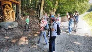 Obraz zawieraj�cy na wolnym powietrzu, ubrania, drzewo, osoba

Zawarto�� wygenerowana przez AI mo�e by� niepoprawna.