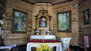 Obraz zawieraj�cy w pomieszczeniu, kwiat, pogrzeb, aran�acja wn�trz

Zawarto�� wygenerowana przez AI mo�e by� niepoprawna.