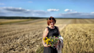 Obraz zawieraj�cy na wolnym powietrzu, niebo, osoba, trawa

Zawarto�� wygenerowana przez AI mo�e by� niepoprawna.