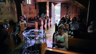 Obraz zawieraj�cy kobieta, w pomieszczeniu, ubrania, osoba

Zawarto�� wygenerowana przez AI mo�e by� niepoprawna.