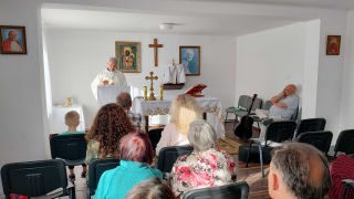 Obraz zawieraj�cy w pomieszczeniu, �ciana, scena, osoba

Zawarto�� wygenerowana przez AI mo�e by� niepoprawna.