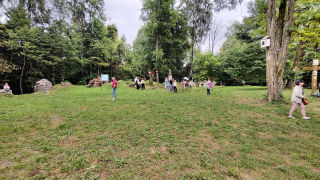 Obraz zawieraj�cy na wolnym powietrzu, drzewo, ludzie, niebo

Zawarto�� wygenerowana przez AI mo�e by� niepoprawna.