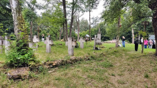 Obraz zawieraj�cy na wolnym powietrzu, trawa, cmentarz, gr�b

Zawarto�� wygenerowana przez AI mo�e by� niepoprawna.