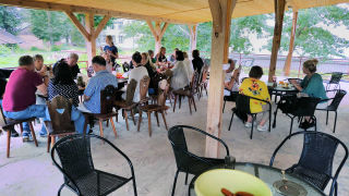 Obraz zawieraj�cy meble, ubrania, osoba, ludzie

Zawarto�� wygenerowana przez AI mo�e by� niepoprawna.