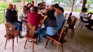 Obraz zawieraj�cy ubrania, meble, osoba, cz�owiek

Zawarto�� wygenerowana przez AI mo�e by� niepoprawna.