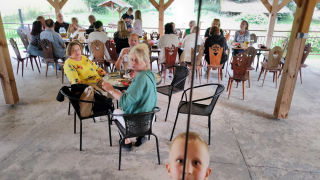 Obraz zawieraj�cy ubrania, meble, osoba, ziemia

Zawarto�� wygenerowana przez AI mo�e by� niepoprawna.