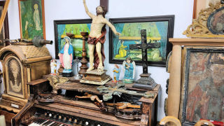 Obraz zawieraj�cy ramka na zdj�cia, w pomieszczeniu, pianino/fortepian, �ciana

Zawarto�� wygenerowana przez AI mo�e by� niepoprawna.