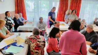 Obraz zawieraj�cy ubrania, osoba, cz�owiek, w pomieszczeniu

Zawarto�� wygenerowana przez AI mo�e by� niepoprawna.