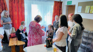 Obraz zawieraj�cy ubrania, osoba, w pomieszczeniu, kobieta

Zawarto�� wygenerowana przez AI mo�e by� niepoprawna.