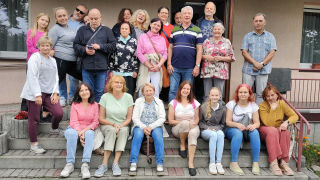 Obraz zawieraj�cy ubrania, osoba, u�miech, na wolnym powietrzu

Zawarto�� wygenerowana przez AI mo�e by� niepoprawna.