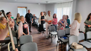 Obraz zawieraj�cy ubrania, osoba, kobieta, w pomieszczeniu

Zawarto�� wygenerowana przez AI mo�e by� niepoprawna.