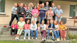 Obraz zawieraj�cy ubrania, osoba, obuwie, na wolnym powietrzu

Zawarto�� wygenerowana przez AI mo�e by� niepoprawna.