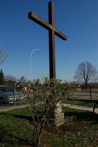 Obraz zawieraj�cy na wolnym powietrzu, niebo, gr�b, cmentarz

Opis wygenerowany automatycznie