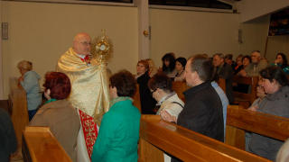 Obraz zawieraj�cy ubrania, osoba, w pomieszczeniu, Ludzka twarz

Opis wygenerowany automatycznie