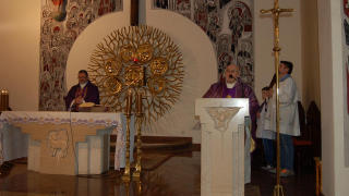 Obraz zawieraj�cy ubrania, miejsce mod��w, �wi�te miejsca, �ciana

Opis wygenerowany automatycznie