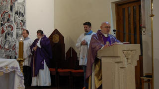 Obraz zawieraj�cy szata, ubrania, osoba, duchowie�stwo

Opis wygenerowany automatycznie