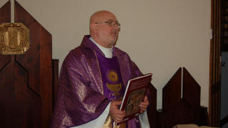 Obraz zawieraj�cy osoba, szata, ubrania, duchowie�stwo

Opis wygenerowany automatycznie