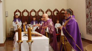 Obraz zawieraj�cy �ciana, ubrania, w pomieszczeniu, osoba

Opis wygenerowany automatycznie