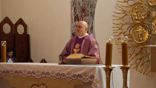 Obraz zawieraj�cy osoba, ubrania, meble, miejsce mod��w

Opis wygenerowany automatycznie