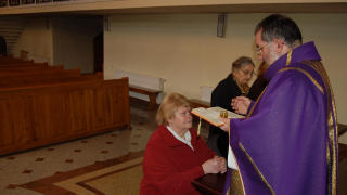 Obraz zawieraj�cy osoba, w pomieszczeniu, ubrania, duchowie�stwo

Opis wygenerowany automatycznie