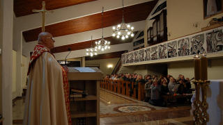 Obraz zawieraj�cy ubrania, szata, w pomieszczeniu, duchowie�stwo

Opis wygenerowany automatycznie