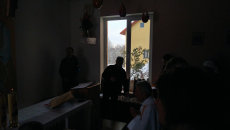 Obraz zawieraj�cy wewn�trz, osoba, ciemny

Opis wygenerowany automatycznie