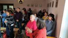 Obraz zawieraj�cy wewn�trz, �ciana, osoba, osoby

Opis wygenerowany automatycznie