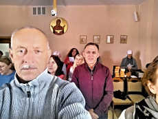 Obraz zawieraj�cy �ciana, wewn�trz, osoba, grupa

Opis wygenerowany automatycznie