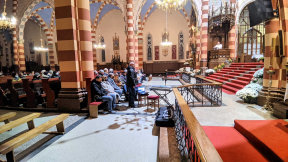 Obraz zawieraj�cy wewn�trz, pomieszczenie, meble, �uk

Opis wygenerowany automatycznie