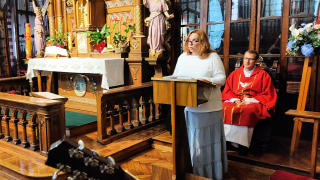 Obraz zawieraj�cy ubrania, osoba, w pomieszczeniu, meble

Opis wygenerowany automatycznie