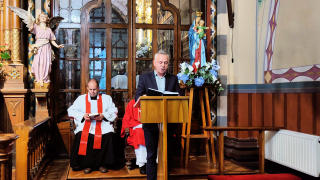 Obraz zawieraj�cy ubrania, osoba, meble, kaplica

Opis wygenerowany automatycznie