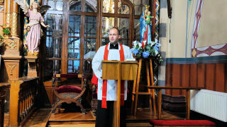 Obraz zawieraj�cy ubrania, meble, osoba, budynek

Opis wygenerowany automatycznie