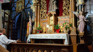 Obraz zawieraj�cy osoba, ubrania, miejsce mod��w, �wi�te miejsca

Opis wygenerowany automatycznie