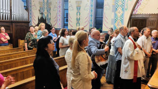 Obraz zawieraj�cy ubrania, osoba, kobieta, grupa

Opis wygenerowany automatycznie