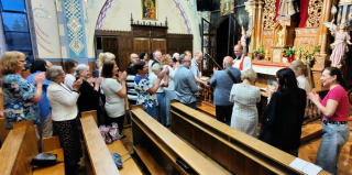 Obraz zawieraj�cy ubrania, osoba, grupa, ludzie

Opis wygenerowany automatycznie