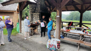 Obraz zawieraj�cy ubrania, na wolnym powietrzu, osoba, obuwie

Opis wygenerowany automatycznie