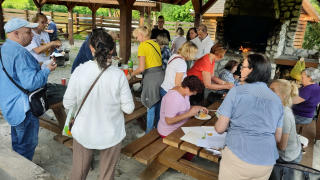 Obraz zawieraj�cy ubrania, osoba, na wolnym powietrzu, ludzie

Opis wygenerowany automatycznie