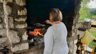 Obraz zawieraj�cy osoba, ubrania, kominek, na wolnym powietrzu

Opis wygenerowany automatycznie