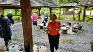 Obraz zawieraj�cy ubrania, osoba, na wolnym powietrzu, ziemia

Opis wygenerowany automatycznie