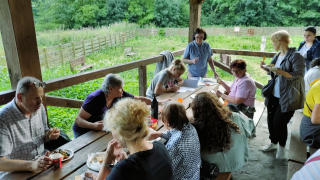 Obraz zawieraj�cy ubrania, osoba, ludzie, grupa

Opis wygenerowany automatycznie