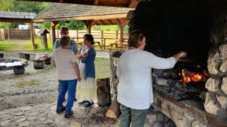 Obraz zawieraj�cy osoba, ubrania, na wolnym powietrzu, ziemia

Opis wygenerowany automatycznie