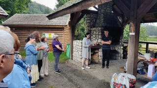 Obraz zawieraj�cy ubrania, osoba, na wolnym powietrzu, cz�owiek

Opis wygenerowany automatycznie